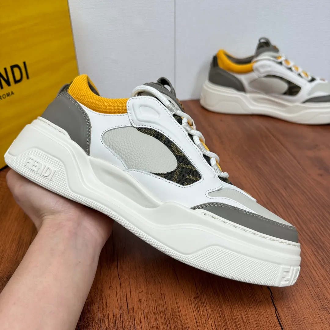 Batch 780 FENDI/FENDI Force men's sports shoes, new thick-soled lightweight lace-up low-top shoes at the counter, made of white full-grain leather and white and brown smooth leather, with padded elements. Brown FF jacquard and yellow technical fabric details. Lightweight, thick white sole with FF graphic details on the toe and heel. Main body of pebbled soft cowhide with Nappa calfskin. Contrasting color multiple composite splicing, extremely modern and youthful, webbing style lace-up hole design, multiple injection molded brand logo plastic modules on the toe, and embroidered FF logo on the side, heavy craftsmanship, full of details, super high quality control and fine workmanship! Full mesh breathable lining, ultra-light TPR foam rubber; molded outsole, lightweight and versatile, non-slip and wear-resistant! Comes with full packaging! Size: 39-40-41-42-43-44 Leather shoe size (can be customized, 38.45 cannot be returned or exchanged) Item number: 7E1728 Brown